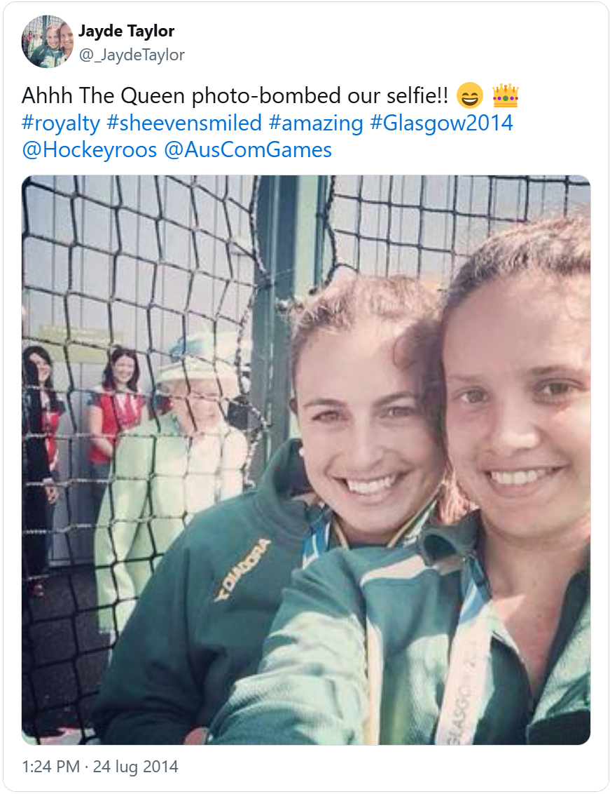 tweet di JaydeTaylor del 24 luglio 2014 con selfie di lei e altra atleta australiana e sullo sfondo la regina Elisabetta che sorride. Testo: “Ahhh The Queen photo-bombed our selfie!! #royalty #sheevensmiled #amazing #Glasgow2014”