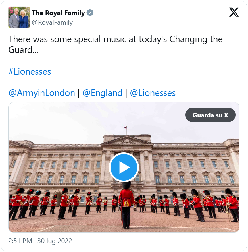 tweet del 30 luglio 2022 di @RoyalFamily: “There was some special music at today’s Cahnging the Guard… #Lionesses” con video della banda delle guardie che suona “Sweet Caroline”