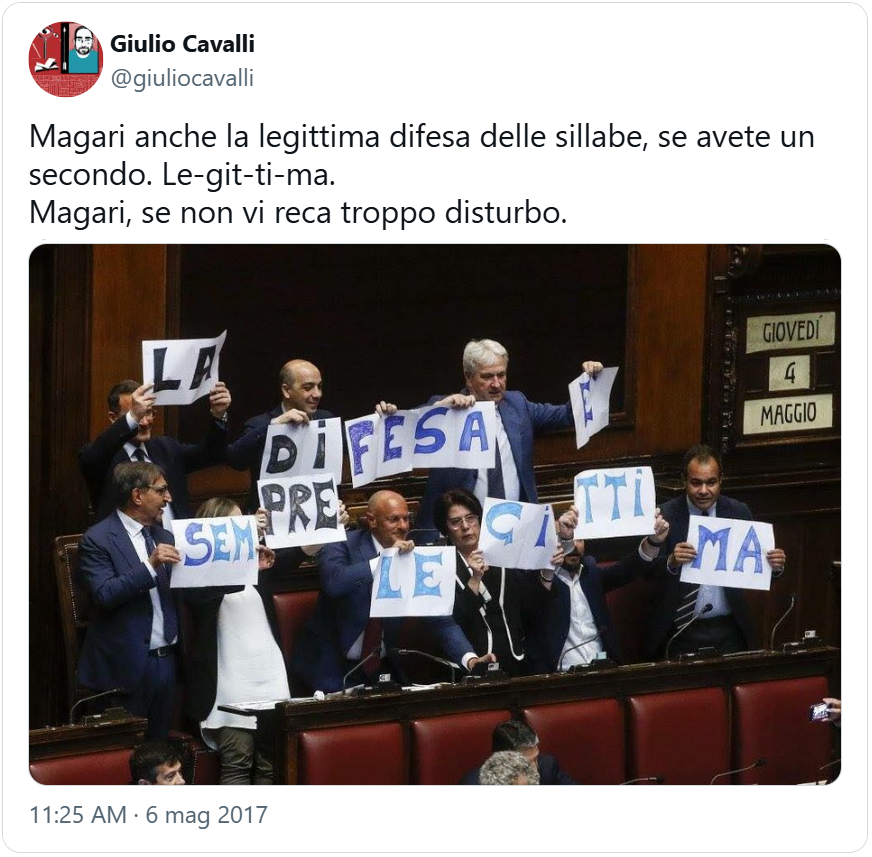 tweet di @giuliocavalli con foto di deputati che mostrano cartelli con divisione in sillabe errata: “Magari anche la legittima difesa delle sillabe, se avete un secondo. Le-git-ti-ma. Magari, se non vi reca troppo disturbo.”