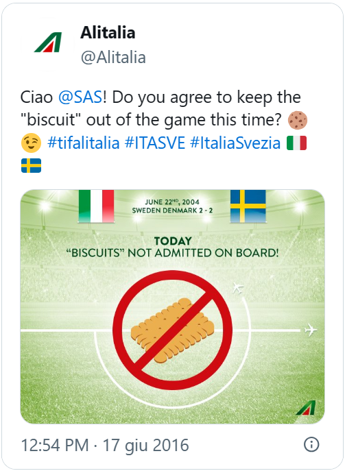 tweet di Alitalia: “Ciao @SAS! Do you agree to keep the "biscuit" out of the game this time?” con immagine di campo da calcio per partita Italia-Svezia con disegno di biscotto con divieto e la frase TODAY “BISCUITS” NOT ADMITTED ON BOARD