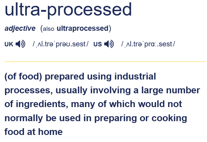 Definizione di ultra-processed da Cambridge Dictionary: “(of food) prepared using industrial processes, usually involving a large number of ingredients, many of which would not normally be used in preparing or cooking food at home”.