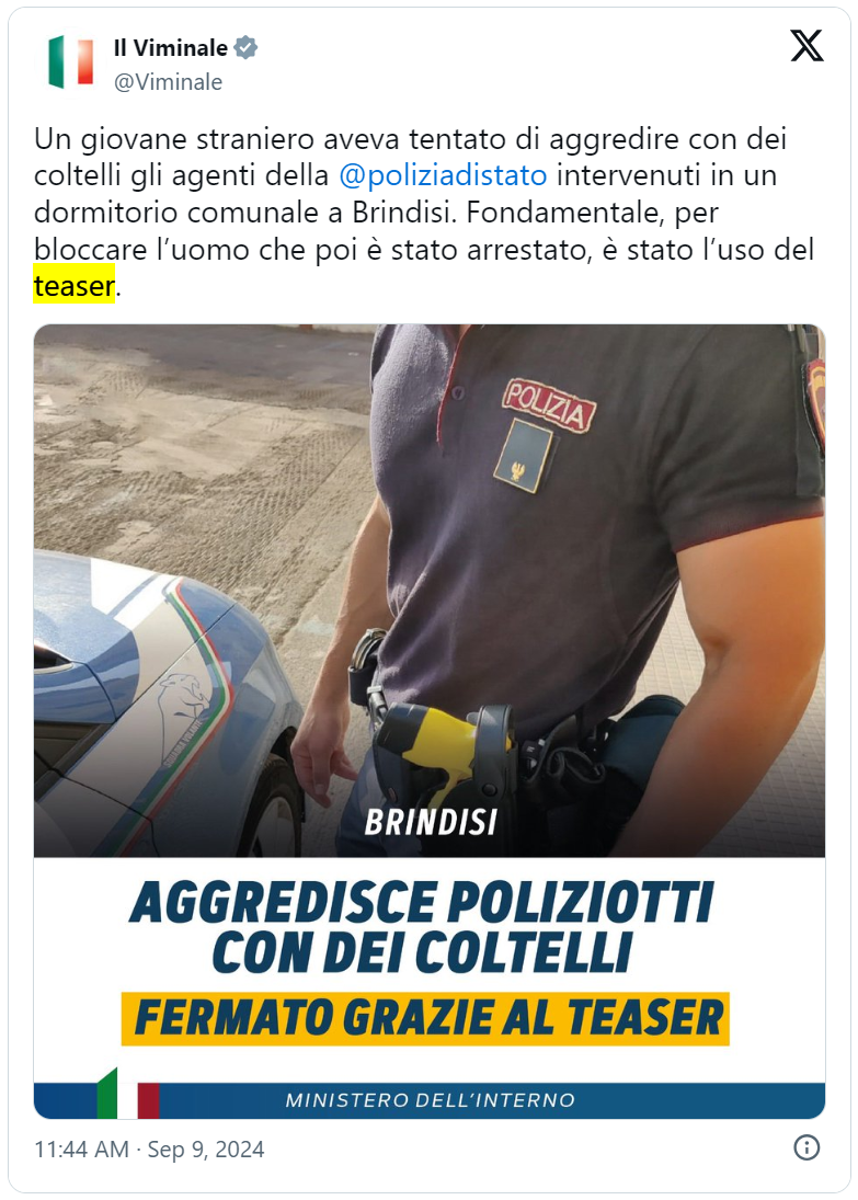 tweet da @Viminale con il testo “Un giovane straniero aveva tentato di aggredire con dei coltelli gli agenti della @poliziadistato intervenuti in un dormitorio comunale a Brindisi. Fondamentale, per bloccare l’uomo che poi è stato arrestato, è stato l’uso del teaser” Foto con la scritta AGGREDISCE POLIZIOTTI CON DEI COLTELLI. FERMATO GRAZIE AL TEASER