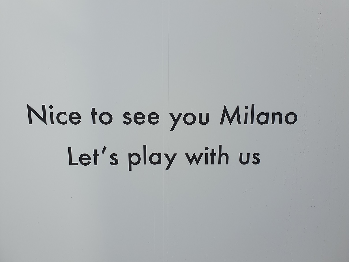 Cartello “Nice to see you Milano. Let’s play with us”