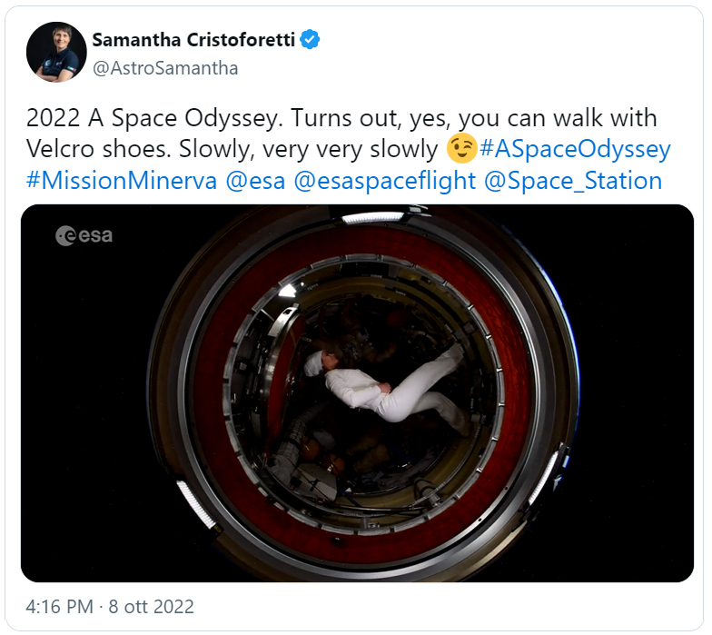 tweet di Samantha Cristoforetti: “2022 A Space Odyssey. Turns out, yes, you can walk with Velcro shoes. Slowly, very very slowly. #ASpaceOdyssey #MissionMinerva @esa @esaspaceflight @Space_Station”