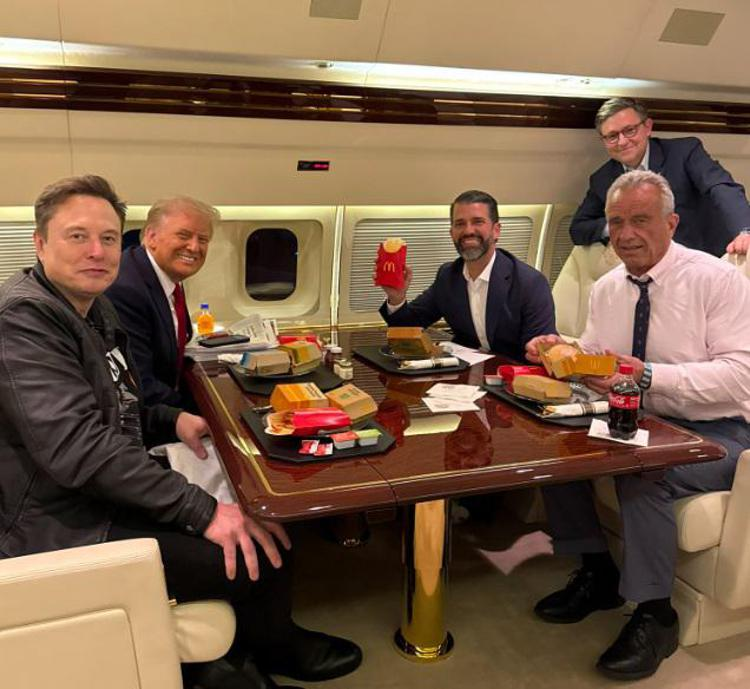 foto di Elon Musk, Donald Trump, Don Jr e RFK in aereo