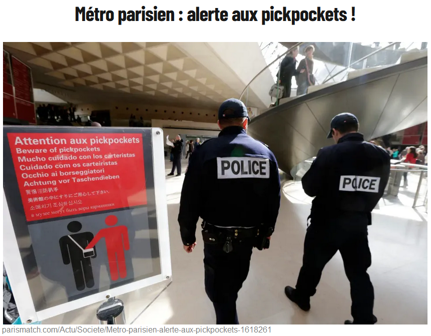 Titolo in francese: “Métro parisien: alerte aux pickpockets!” con Foto di poliziotti in metropolitana a Parigi che passano davanti a un cartello con scritta in francese “Attention aux pickpockets”